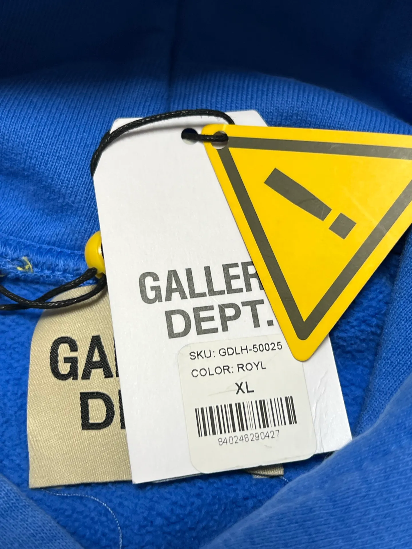 More details GALLERY DEPT. 90'S GD LOGO HOODIE/BLU 90's retro destroyed royal blue English hoodie Royal blue S-XL requires custom weaving and dyeing 500g high weight sweatshirt fabric Light fleece treatment on the inside Overall wide and comfortable Loose version Trendy and fashionable Same as the original version Washed and distressed printing Original consistent hang tag With G LOGO hanging grain / yellow triangle warning sign